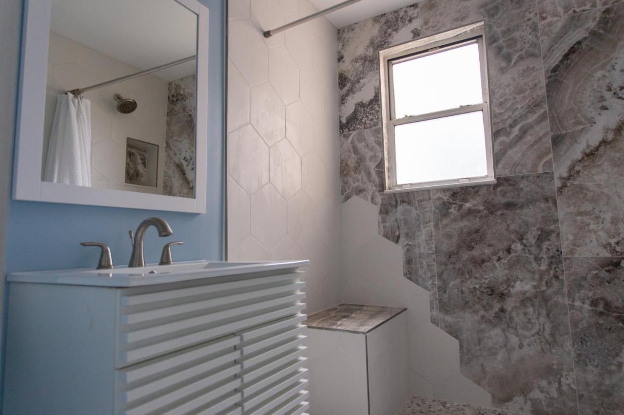 Central & Comfortable Home Walk To The Beach! Джаксънвил Бийч Екстериор снимка